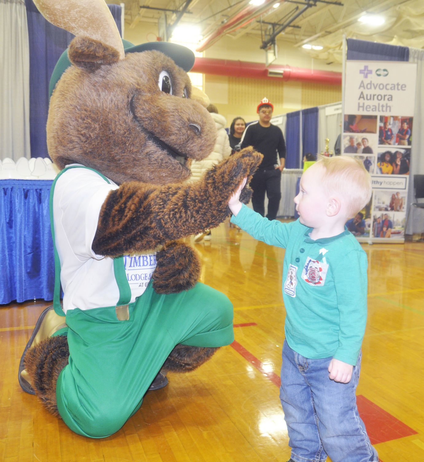 Kids Expo - mascot high-five